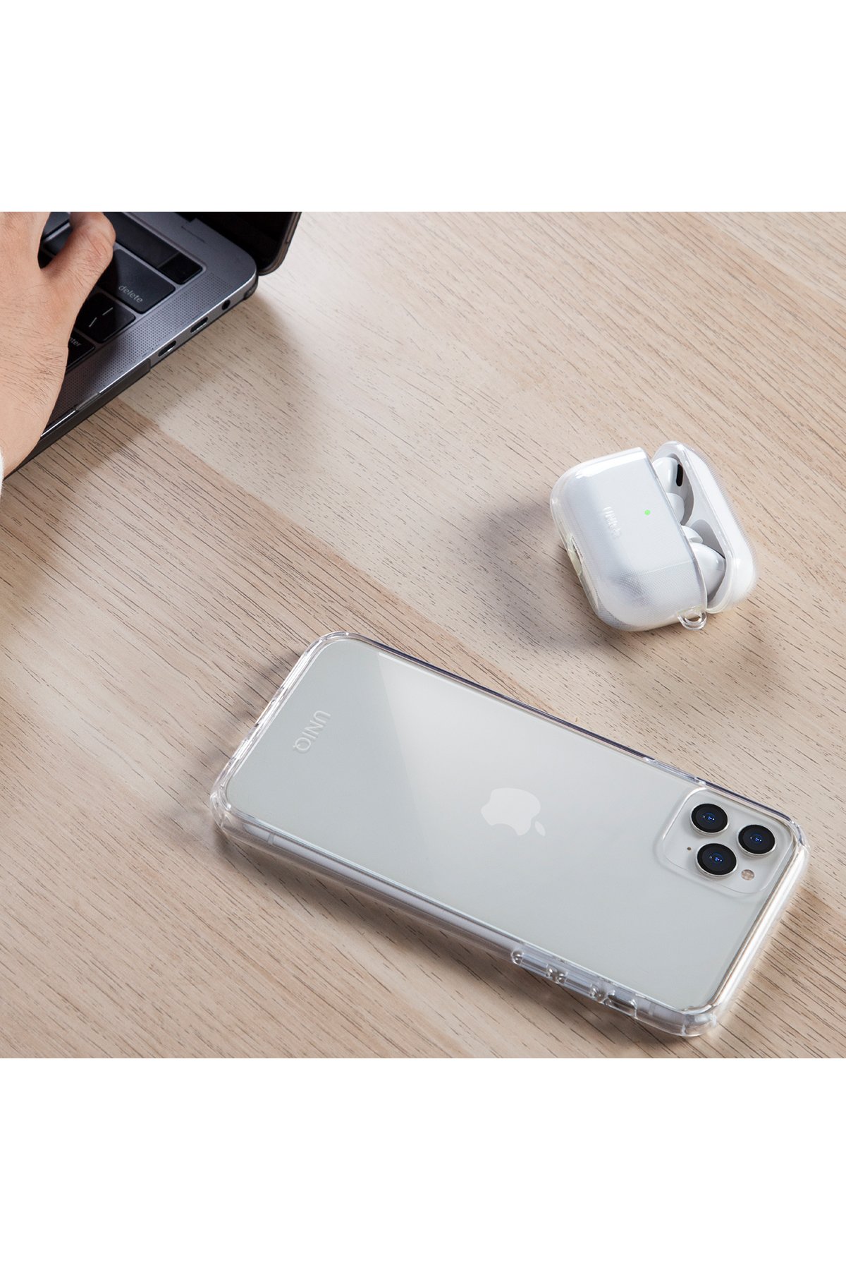 Uniq Airpods 3 (3.nesil) Vencer Silikon Kılıf - Siyah